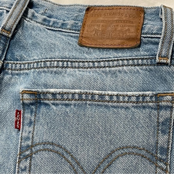 Levi’s Wedgie Lightwash Distressed Jeans Size 24 - Picture 9 of 9